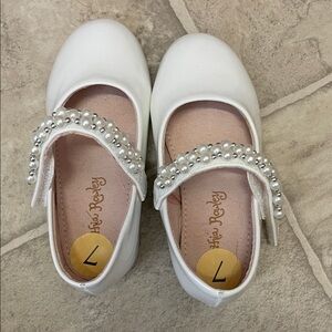 Toddler girlWhite Pearl Strap Dress Shoes